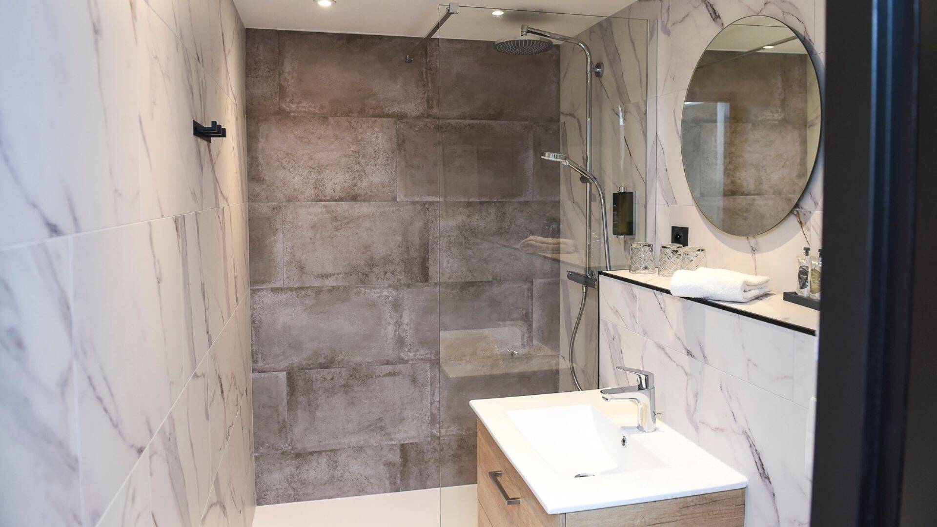 salle de bain chambre triple avec jardin hotel en charente maritime